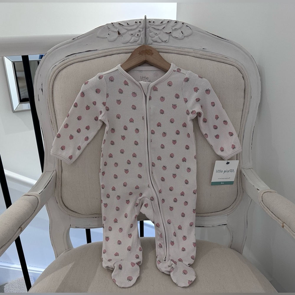 🤍 6 Mth Organic Ribbed Strawberry Print Baby Footie Onesie in Oat NWT
